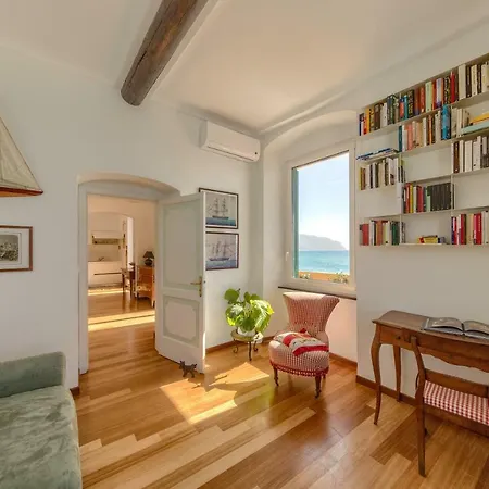 Apartment Il Castello: Splendido Sul Mare *